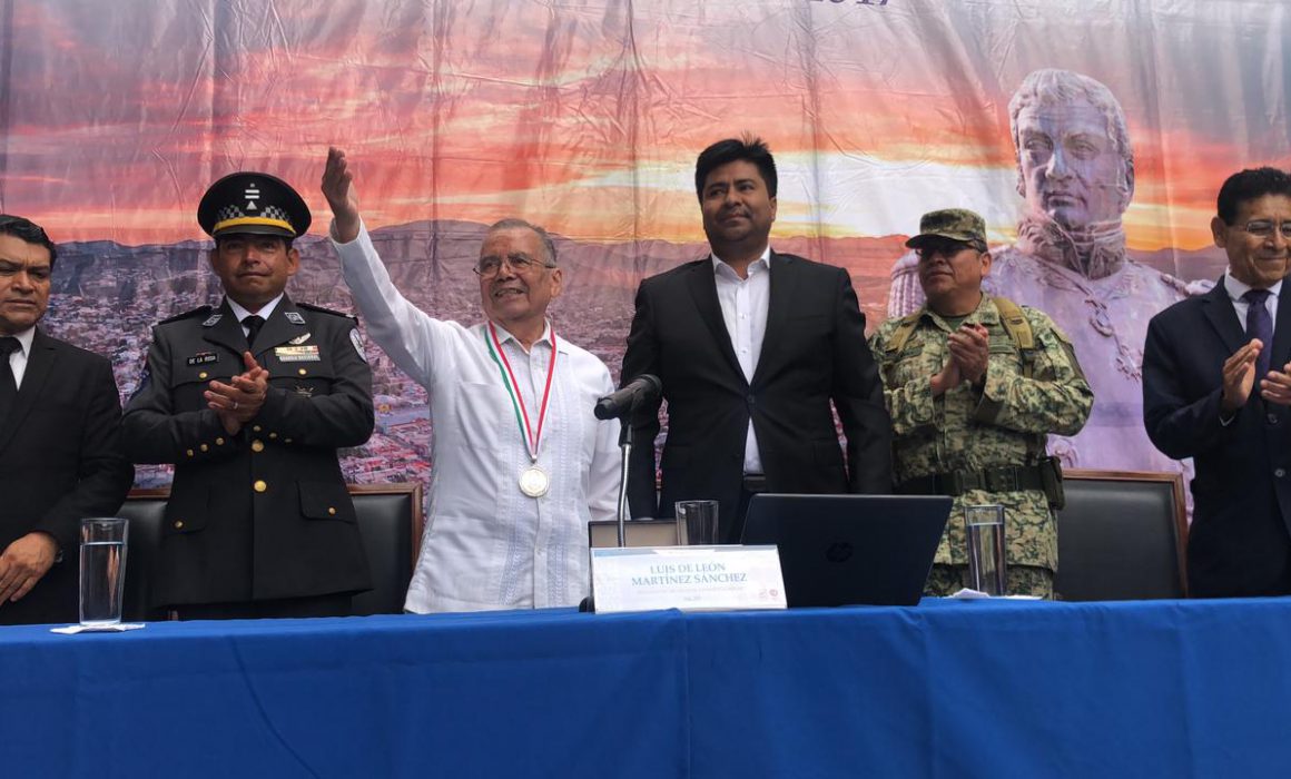 Recibe don Heladio Ramírez la medalla Antonio de León en Huajuapan La