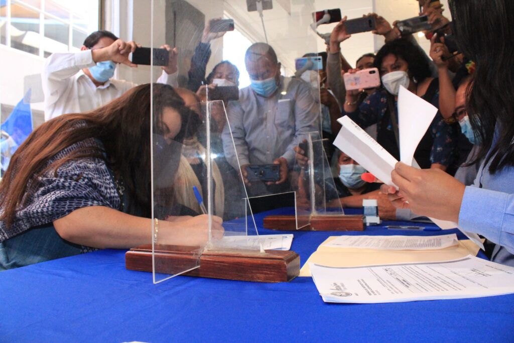 Diputada Natividad Díaz firma su registro como precandidata