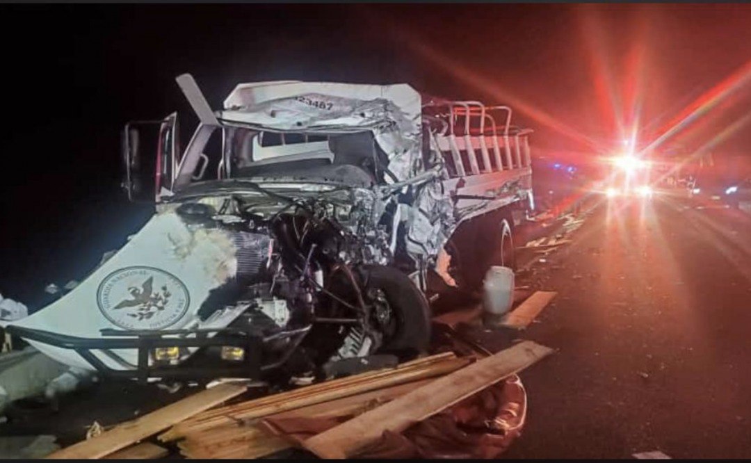 Choque entre trailer y camión de la Guardia Nacional en Oaxaca deja un ...